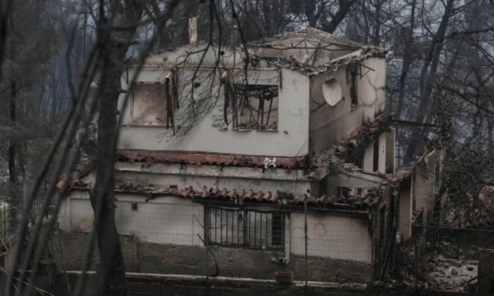 Φωτιά στην Αττική: Ανυπολόγιστες ζημιές σε πάνω από 300 σπίτια